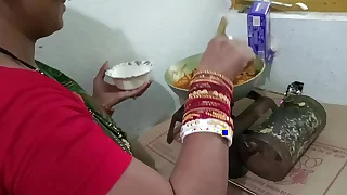 चिकन बना रही मैड को किचन स्टैंड पर चोदा - साफ़ हिन्दी आवाज मे