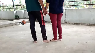 छत पर खड़ी पड़ोसी की सुन्दर बीवी को पटाया और फिर दर्द नाक चोदा XXX Bhabhi Lovemaking